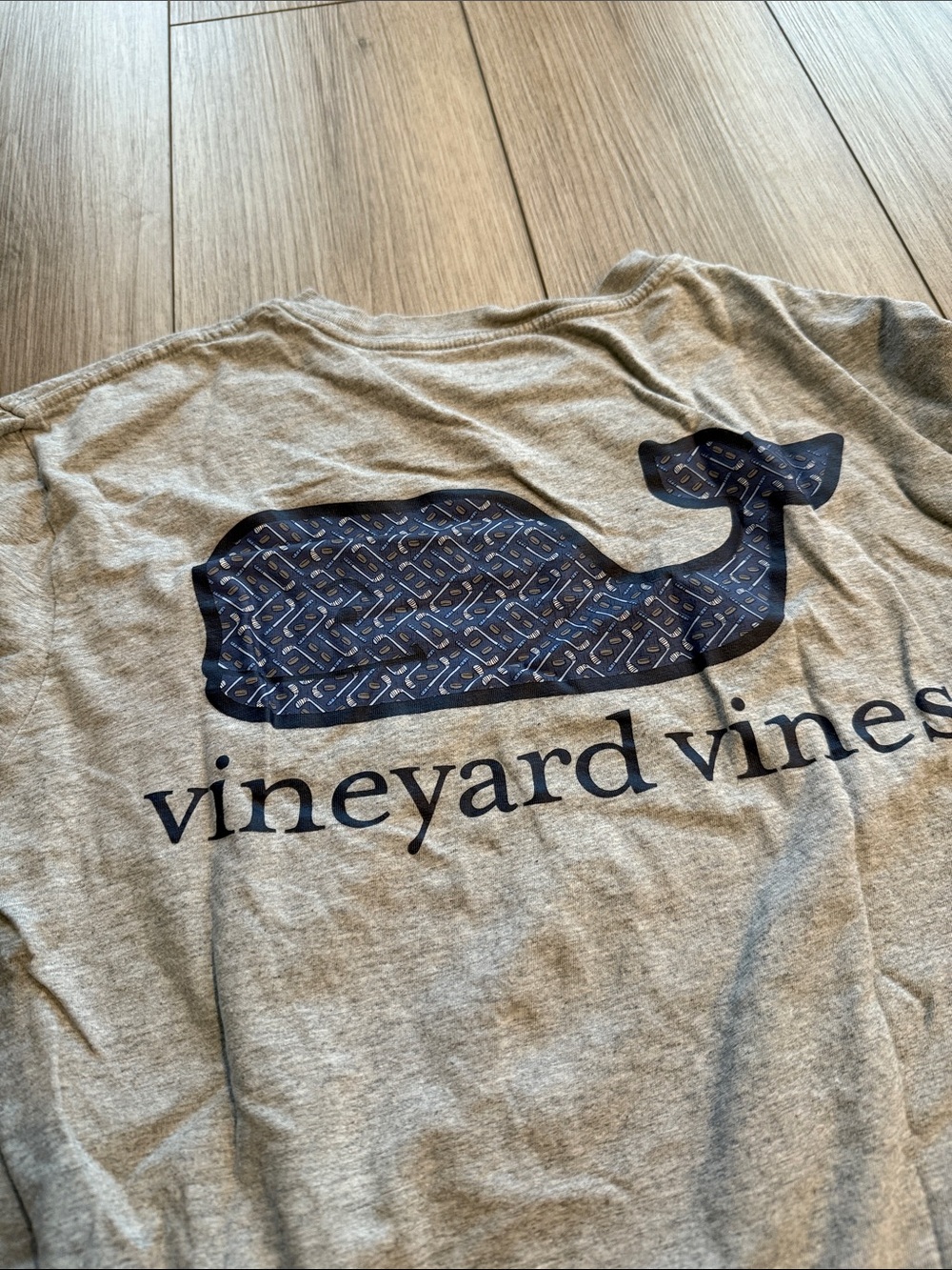 Vineyard Vines Heather Gray Long Sleeve Hockey Whale Graphic Tee Small - Picture 2 of 6
